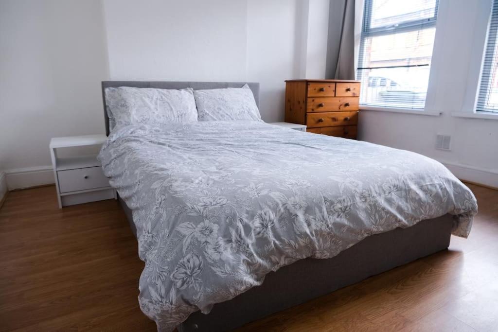 4 Bedroom House In Turnpike Lane/Wood Green Londýn Exteriér fotografie